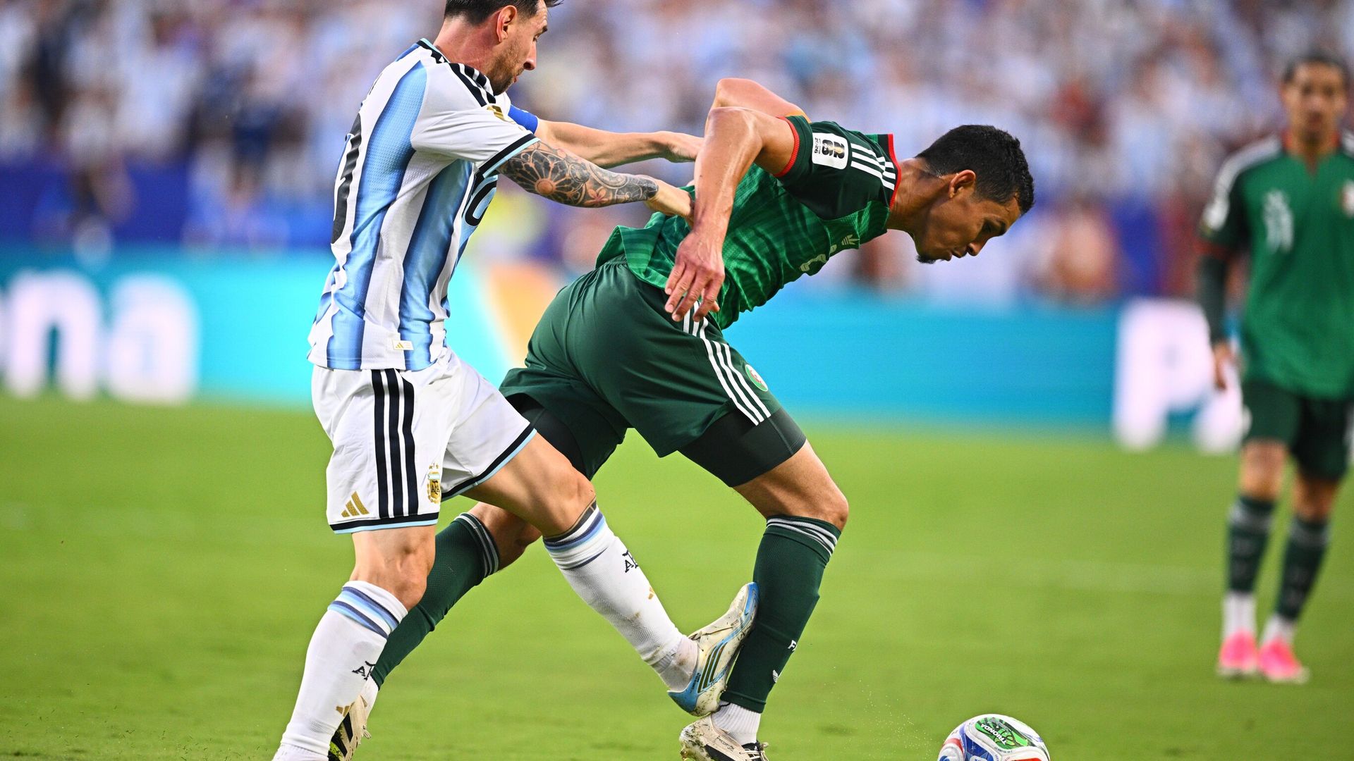 梅西踩人门：阿足协投诉FIFA，世界杯规则谁说了算？