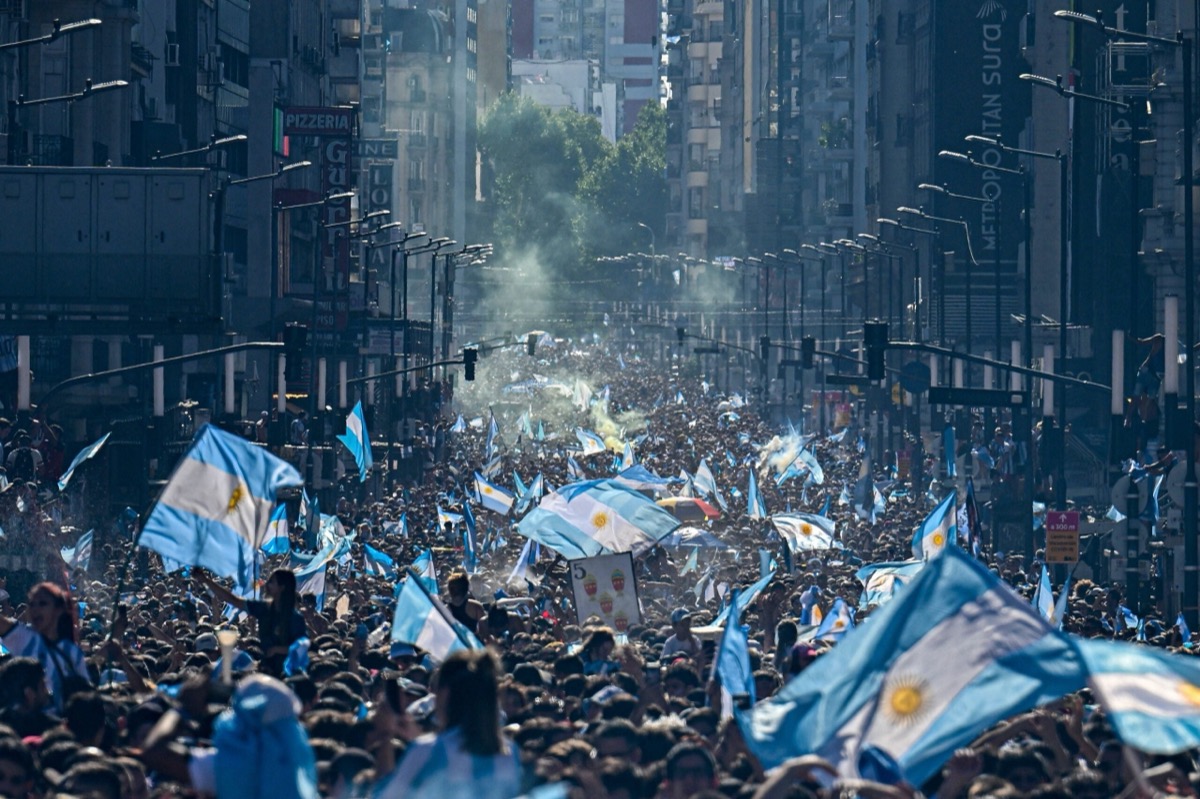 梅西对阵亚马尔推迟!2026决赛暨友谊赛因中东战火延期,世界杯备战被迫改道